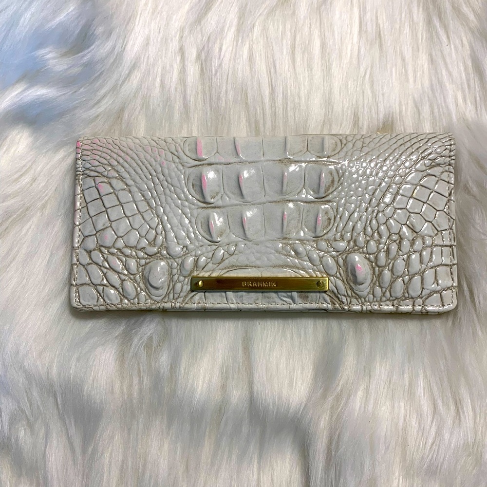 Brahmin white Ady Wallet. New without tags. Never used.